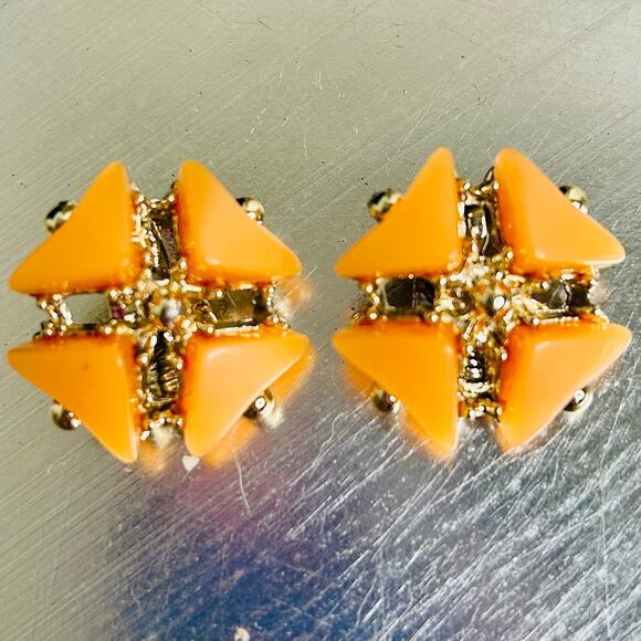 Vintage Gold Tone Light Orange Lucite Clip On Earrings - Picture 5 of 5